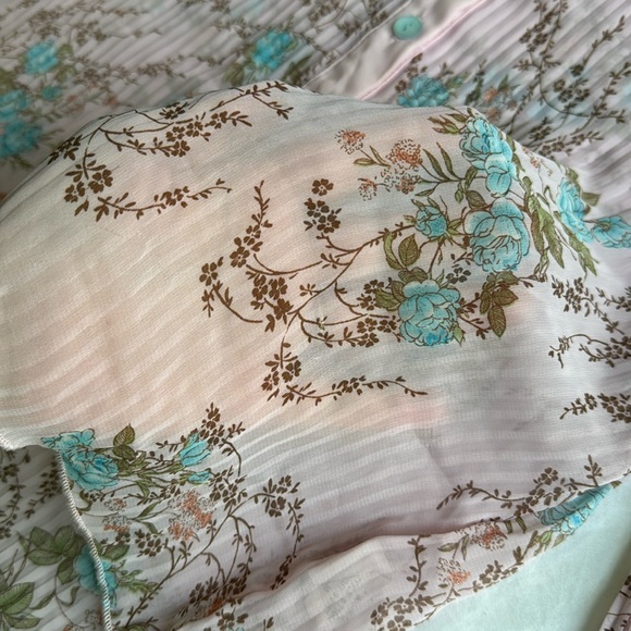 Pink Lipslide Floral Button up Top - Picture 5 of 9